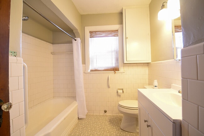 Building Photo - 402 Orion Ave