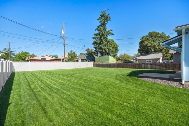 Building Photo - NEWLY RENOVATED 2 BEDROOM HOME.