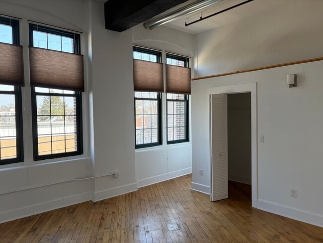 Building Photo - Sleek Manhattan Style Urban Condo Now Available in Byrne Lofts