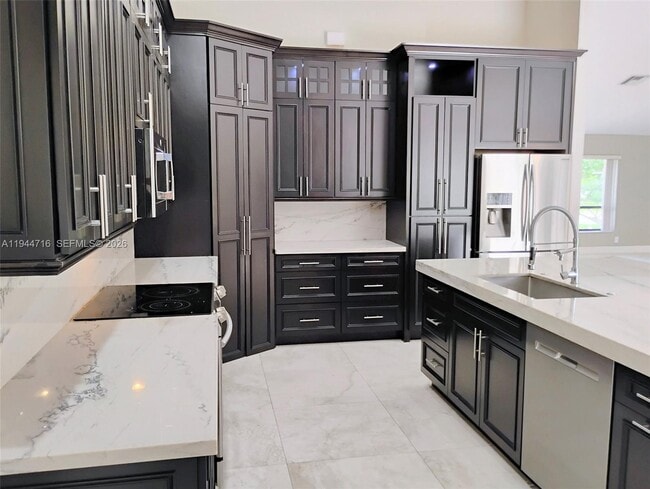 Building Photo - 9654 Sun Pointe Dr