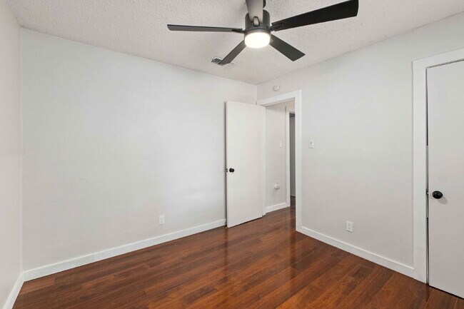 Building Photo - 2928 E 12th St