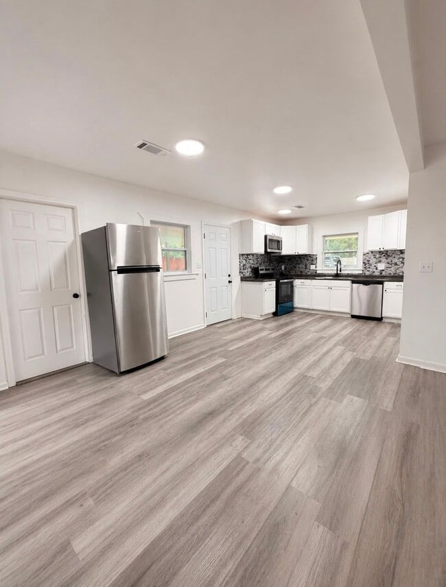 Building Photo - For Rent- 3 Bedrooms, 2 bath