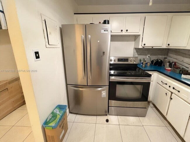 Building Photo - 18707 NE 2nd Ave