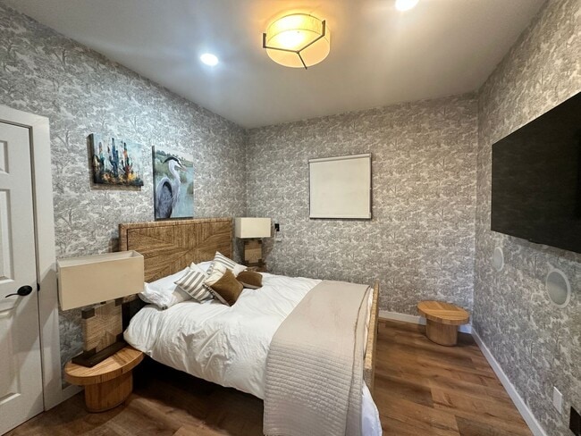 Building Photo - Stunning Furnished Unit! 2 BR, Bonus room and 1 Bath