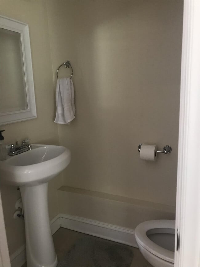 Building Photo - 1529 Thomas Ave