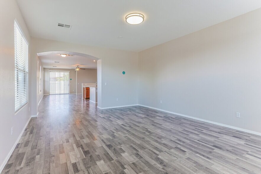Building Photo - 46186 W Holly Dr