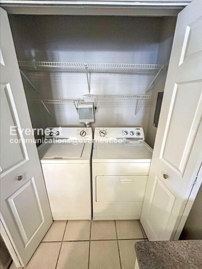 Building Photo - 2 Bed/2.5 Bath Condo with Off-Street Parking / Available Now!