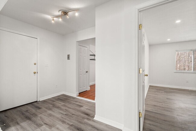 Building Photo - 12 Bayberry Dr