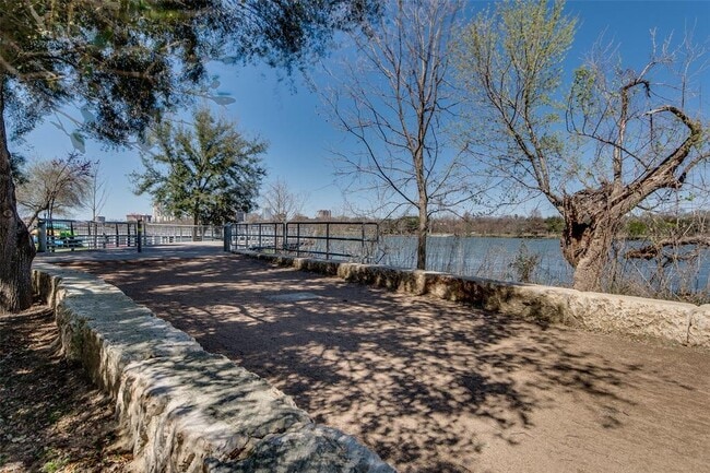 Building Photo - 1818 S Lakeshore Blvd