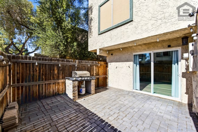 Building Photo - 2Bed/1.5Bath Townhouse at Olive Ave/63rd Ave! Ready for Immediate Move-In!