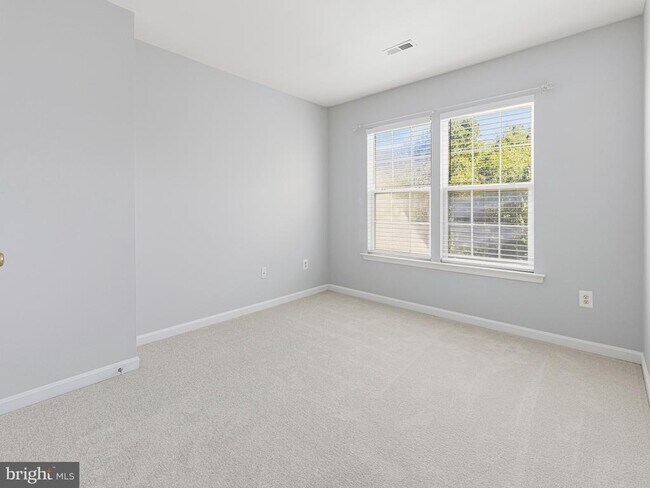 Building Photo - 45370 Barefoot Dr