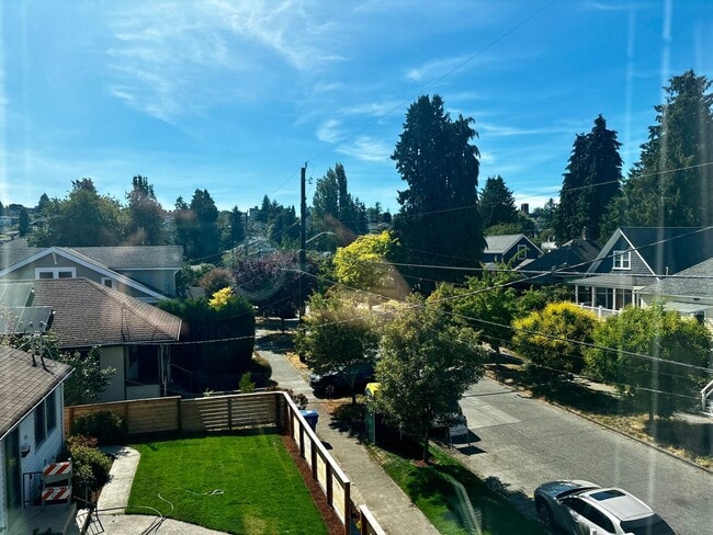 Building Photo - Amazing Phinney Ridge/Greenlake Home