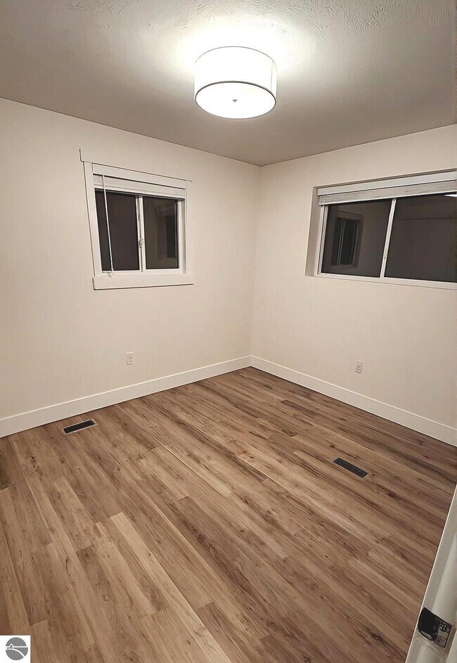Building Photo - 1408 Lake Dr