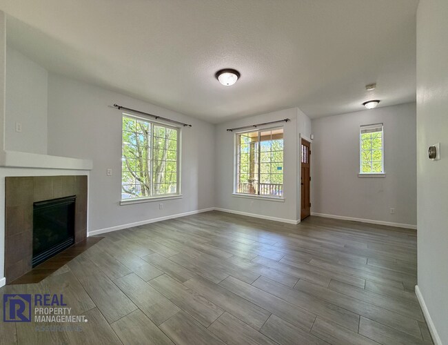 Building Photo - Charming 3BR/2.5BA Beaverton Home in Prime Location