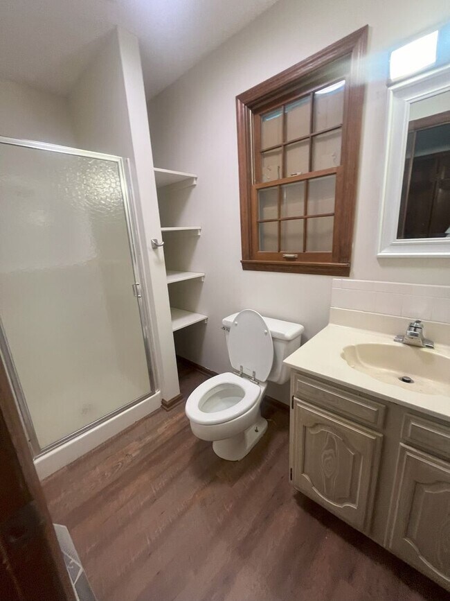 Building Photo - Charming Family Home in Desirable Johnson ...