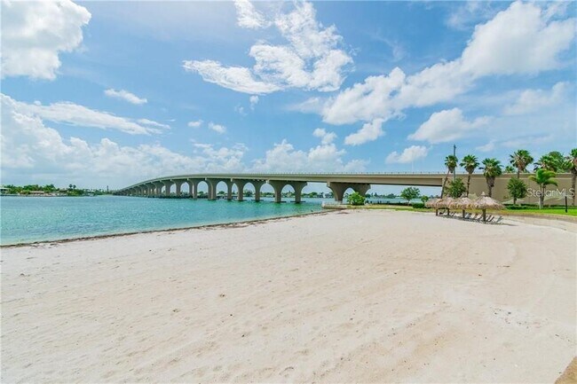 Building Photo - 5801 Bahia Del Mar Cir N