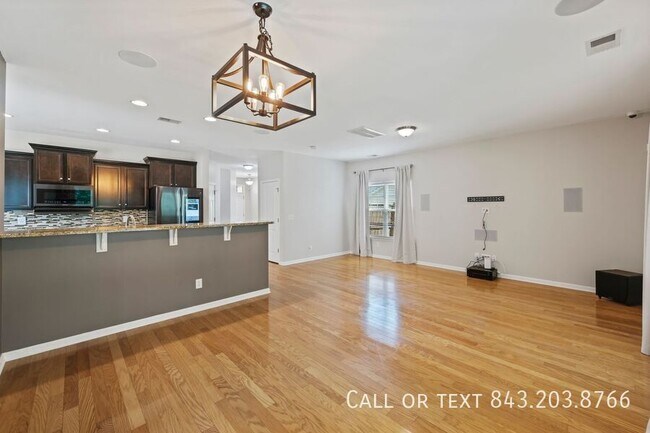 Building Photo - 158 Charlesfort Way