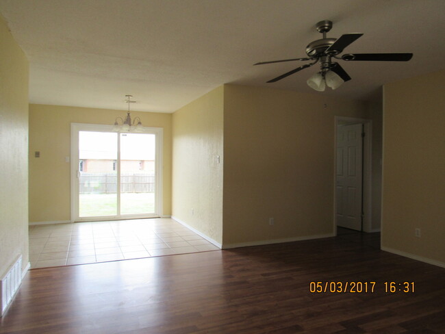 Building Photo - Very nice spacious home! No Carpet! Pet Fr...