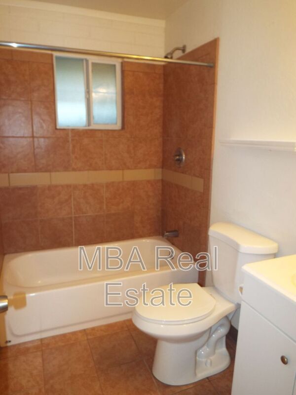 Building Photo - 917 E Dunlap Ave