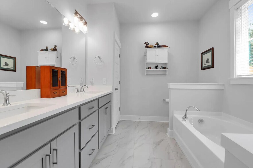 Master Bathroom Soaking Tub - 2755 Tyler St