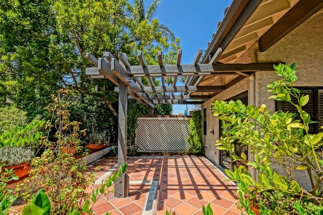 Building Photo - PRIME POOLFRONT LOCATION & CLOSE TO MAIN GATE! BRIGHT & SPACIOUS, END-UNIT POOLFRONT TOWNHOUSE W/...
