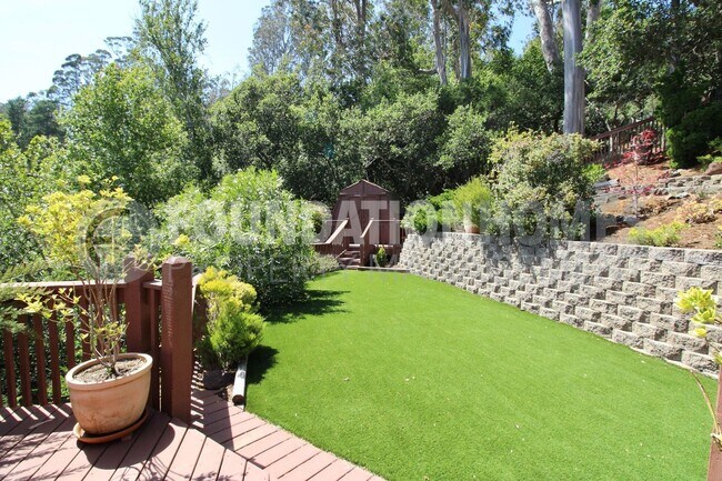Building Photo - Spacious and Bright Tam Valley Home!  Mult...