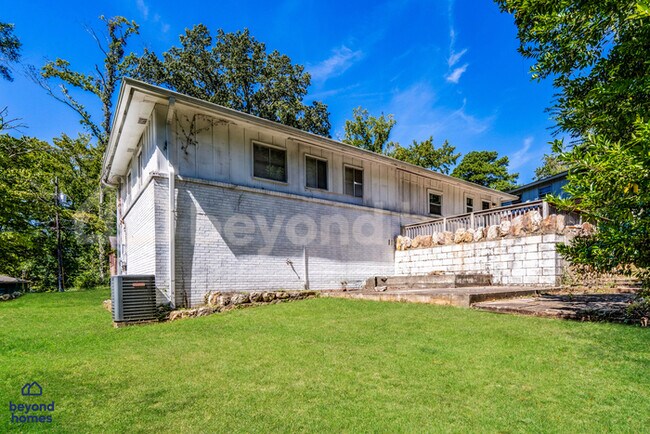 Building Photo - Discover this 3-bedroom, 1.5-bath home in Birmingham’s Spring Lake area!