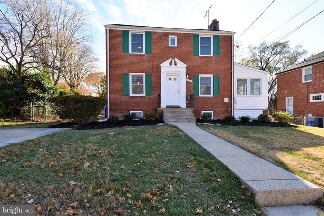 Building Photo - 2302 Dexter Ave