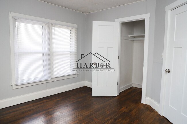 Building Photo - 11th Avenue NE Duplex