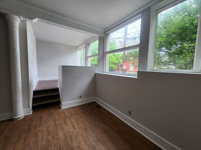 Building Photo - Charming 2 bedroom 1 bathroom apartment wi...