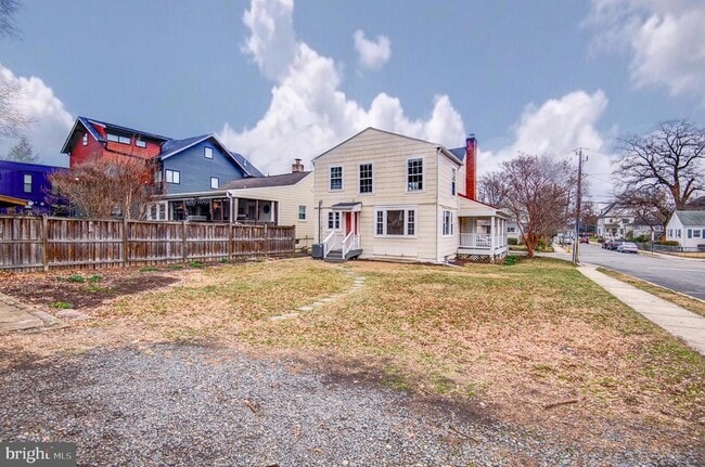 Building Photo - 1300 N Taylor St