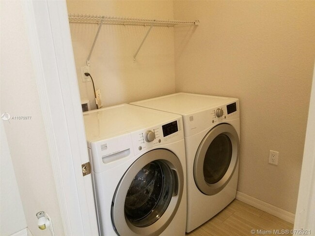 Building Photo - 805 SE 3rd Ave