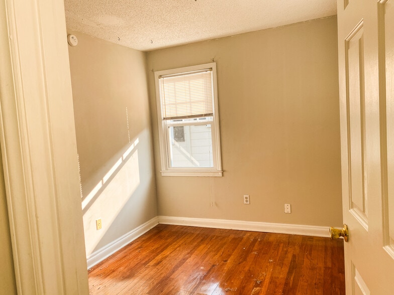 Building Photo - 1843 Devine Street