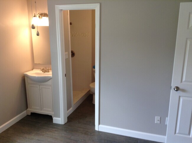 Building Photo - 2 Bedroom/2 Bathroom Triplex with Large Fe...