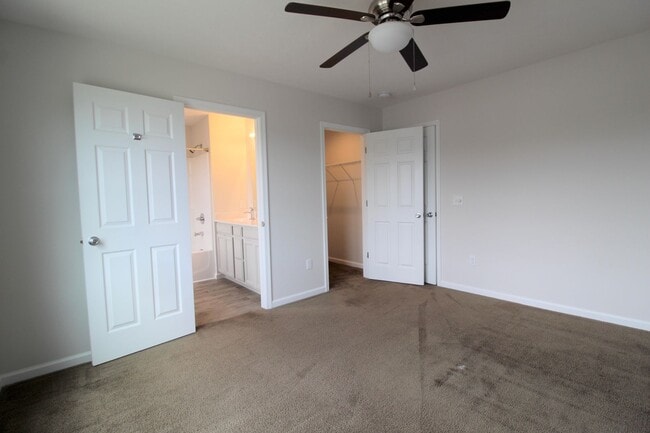 Building Photo - Spacious 3-Bed, 2.5-Bath Townhome Availabl...
