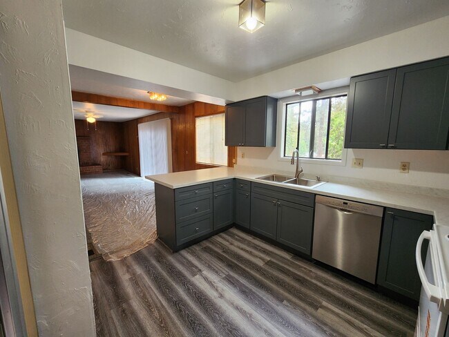 Building Photo - 221 - Steelhead Ave Duplex