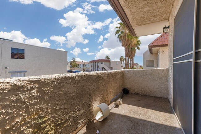 Building Photo - 2 Bed / 2 Bath Near UNLV – Upstairs Unit