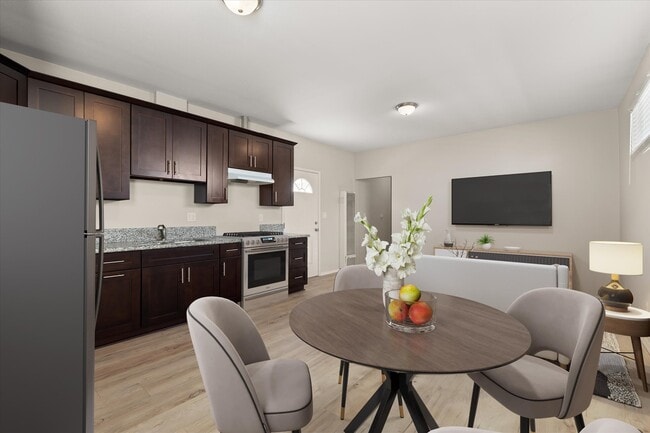 Building Photo - 2907 E Sawyer St