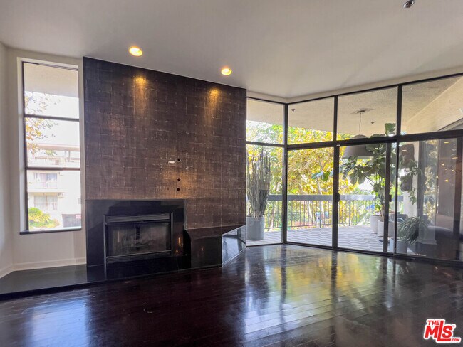 Building Photo - 935 Westbourne Dr