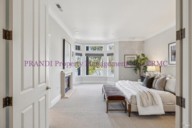 Building Photo - Luxury Townhome on Exclusive De Silva Island!