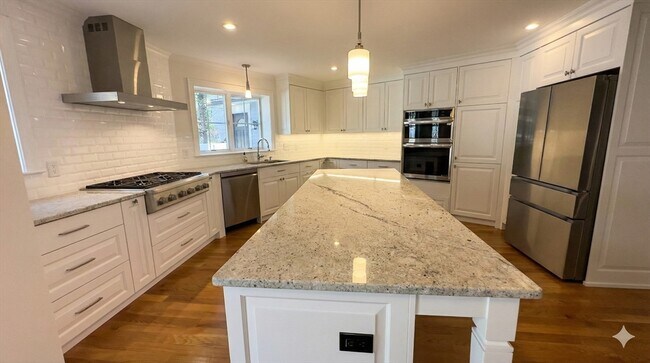 Building Photo - 150 Country Club Rd