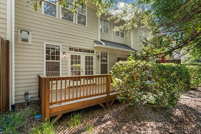 Building Photo - Beautiful 3 Bedroom / 2.5 Bathroom Townhome - Available NOW!