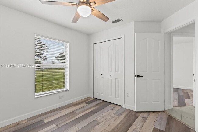 Building Photo - 1392 SW Sudder Ave