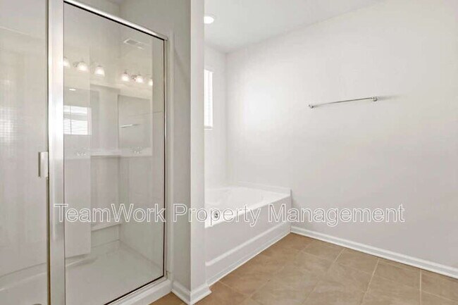 Building Photo - 454 Zenith Blvd