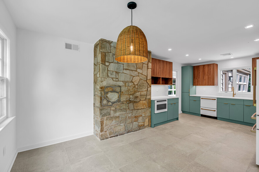 Building Photo - 711 Raymere Ave