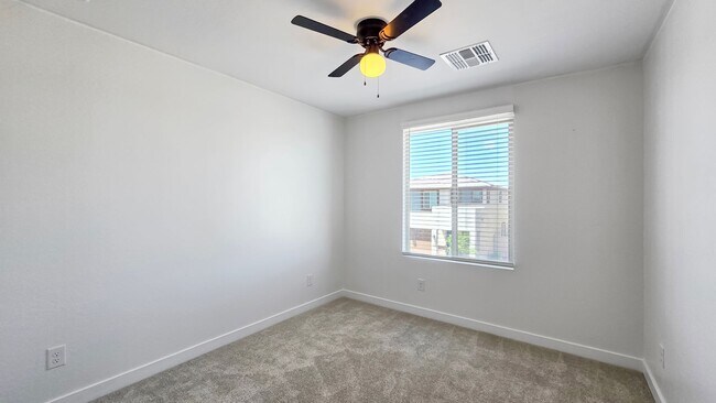 Building Photo - Community pool! Excellent Goodyear location!