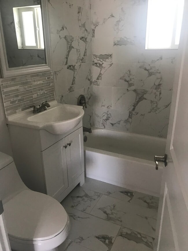 Building Photo - 18 Idaho Way