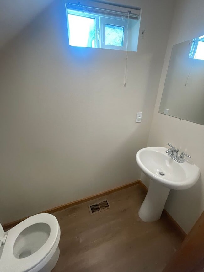 Building Photo - 2 Bedroom in Lebanon with Garage and backy...