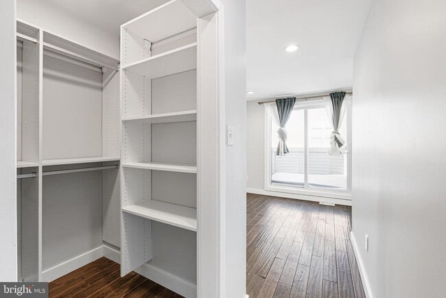 Building Photo - 2122 Sears St