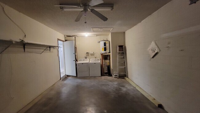 Building Photo - 2/1 w/ Garage in Seminole - Duplex